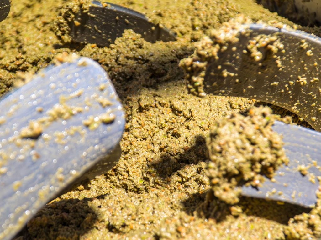 Residui delle olive nel frantoio Corax dopo la lavorazione dell'olio extravergine